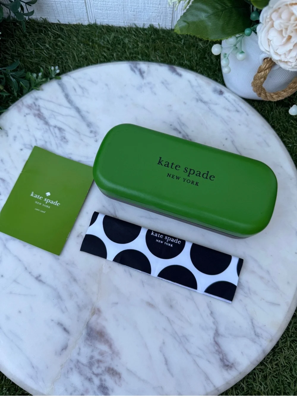 KATE SPADE Green Sunglass Case with cleaning cloth and authentication card New